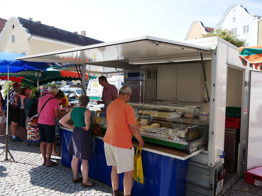 Wochenmarktstand der Familie Miejski in Schärding. Im Verkaufwagen steht Johannes Miejski.