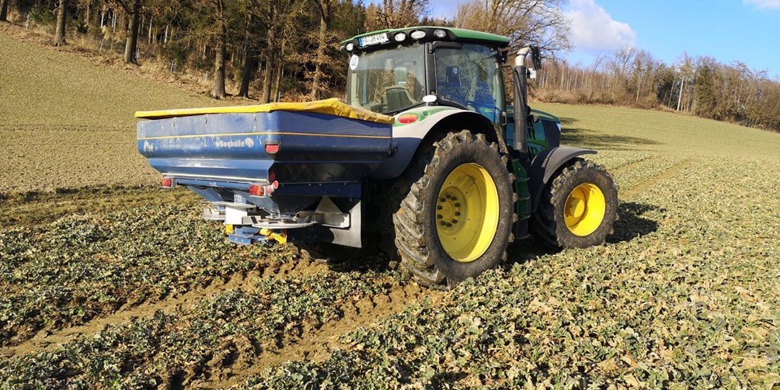 Traktor beim streuen