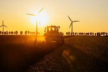 Bodenbearbeitung bei Sonnenuntergang