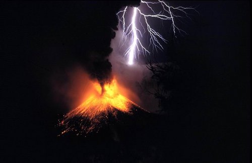 Eruptionsgewitter des Vulkans Rinjani