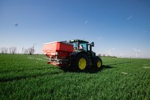 Dünger streuen im Winterweizen