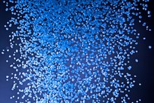 Dünger wird ausgeschüttet