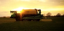 Flüssigdüngerausbringung bei Sonnenuntergang