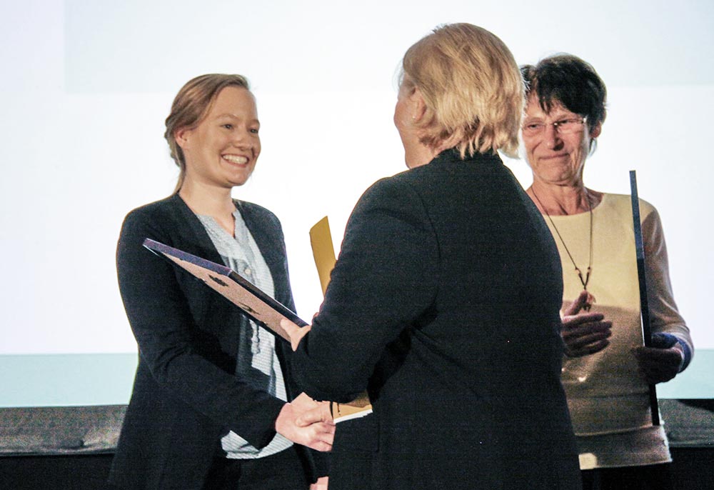 IHK-Präsidentin Carola Schaar übergibt die Urkunde "20 Jahre EMAS" an die Umweltmanagementbeauftragte Anna Kase