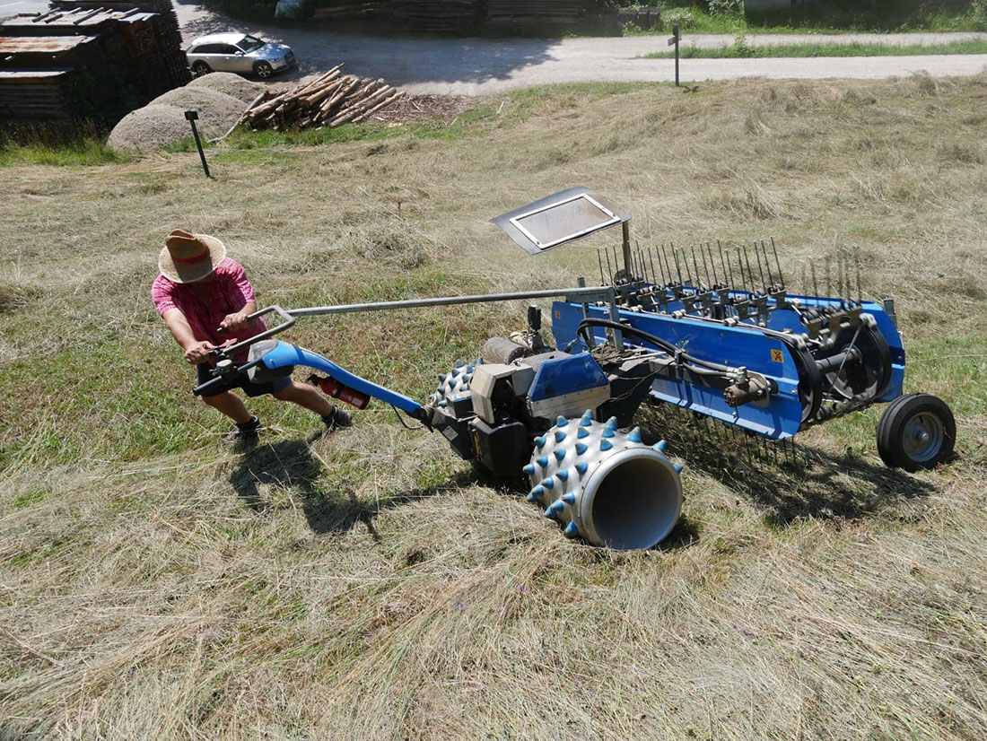 Heuwenden mit Spezialmaschine am Hang Heuwenden mit Spezialmaschine am Hang