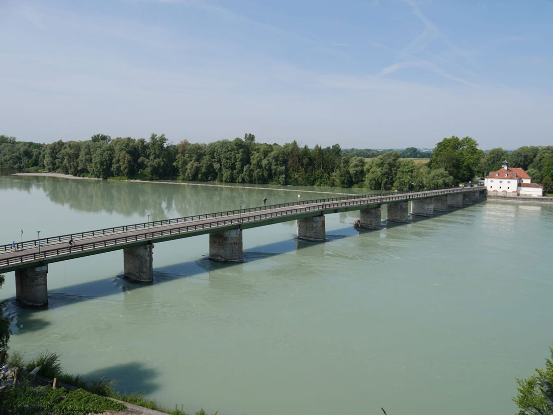 farmersroadtrip-789.jpgDiese Brücke führt über die Inn, ein Fluss, der Deutschland von Österreich trennt. Ich befinde mich auf der Seite von Österreich, gegenüber liegt Deutschland.