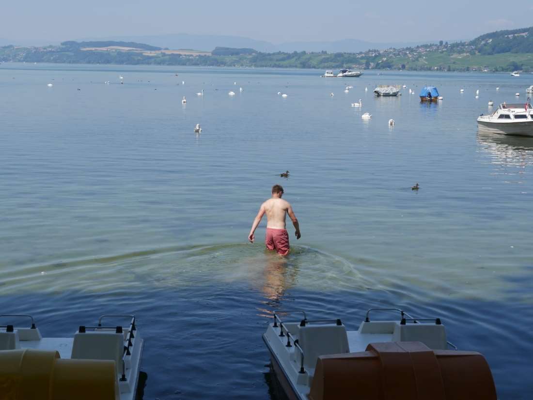 Nach dem Zwiebeln sortieren ein Bad im See, um den Staub los zu werden