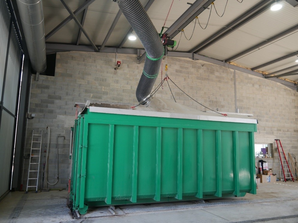 In diesem Container befindet sich der Lavendel, in dem er mit Dampf behandelt wird (Destillation), und schließlich das gasförmige Gemisch aus Wasser, Öl und Luft durch das Rohr in Richtung Kondensator steigt In diesem Container befindet sich der Lavendel, in dem er mit Dampf behandelt wird (Destillation), und schließlich das gasförmige Gemisch aus Wasser, Öl und Luft durch das Rohr in Richtung Kondensator steigt