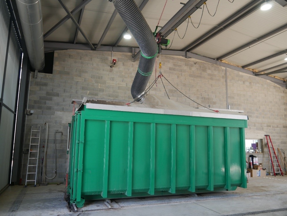 In diesem Container befindet sich der Lavendel, in dem er mit Dampf behandelt wird (Destillation), und schließlich das gasförmige Gemisch aus Wasser, Öl und Luft durch das Rohr in Richtung Kondensator steigt