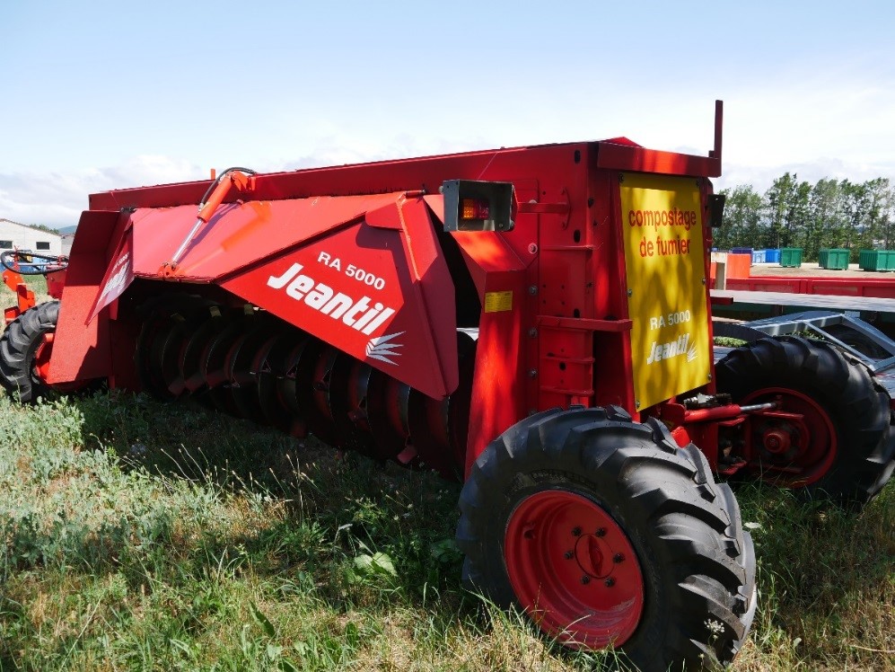 Maschine zur Herstellung von Kompost. Die Lavendelreste werden in eine lange Miete gekippt und mit dieser Maschine durchmischt um die Kompostierung zu fördern Maschine zur Herstellung von Kompost. Die Lavendelreste werden in eine lange Miete gekippt und mit dieser Maschine durchmischt um die Kompostierung zu fördern
