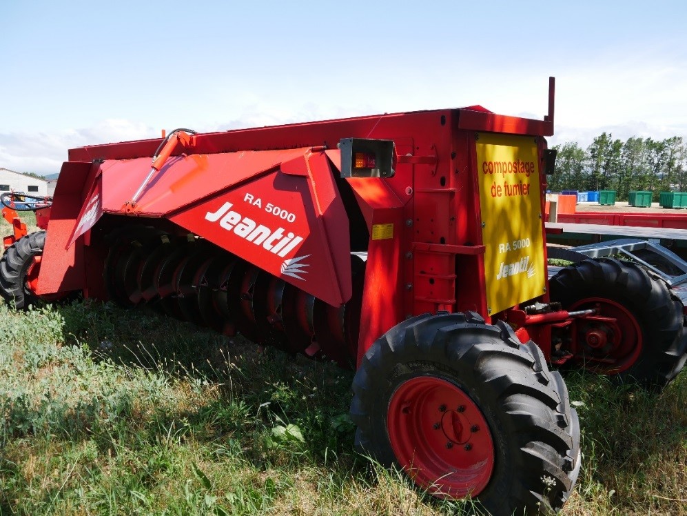 Maschine zur Herstellung von Kompost. Die Lavendelreste werden in eine lange Miete gekippt und mit dieser Maschine durchmischt um die Kompostierung zu fördern